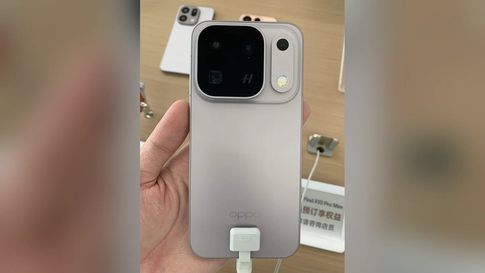 Oppo Find X10 Pro Max с тремя 200-Мп камерами показали на концертных снимках